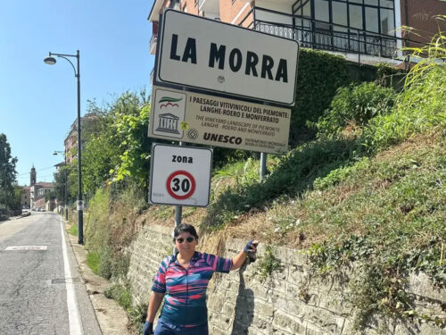 Vrouw bij entree La morra